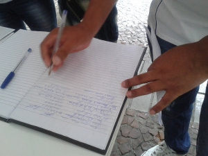 Assinaturas em apoio ao direito a voto dos imigrantes são recolhidas do lado de fora do local da votação. Crédito: Rodrigo Borges Delfim