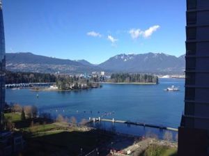Vista do harbour, Stanley Park e montanhas ao fundo em Vancouver. Crédito: Portal Canadá para Brasileiros