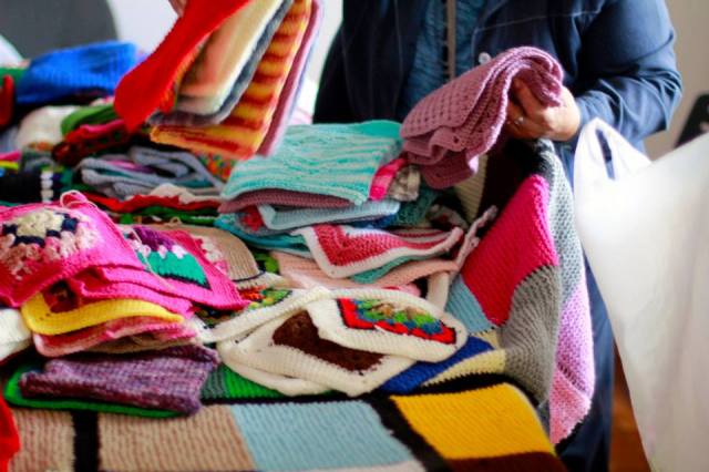 Os quadrados de tricô e crochê formarão mantas a serem entregues aos chilenos de Valparaíso desabrigados pelos incêndios. Crédito: Andrea Carabantes Soto