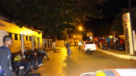 Imigrantes próximos à sede da Polícia Federal, em Epitaciolândia (AC). Crédito: Carlos Portela