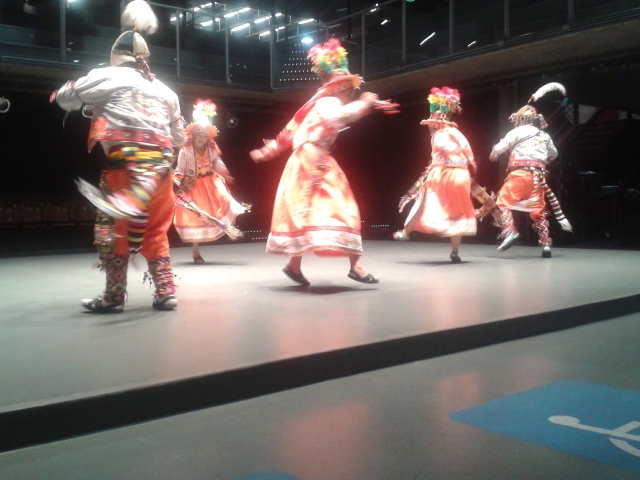 Apresentação de tinkus, tradicional dança boliviana, durante roda de conversa da Secretaria de Cultura com imigrantes (nov.2013) Crédito: Rodrigo Borges Delfim/MigraMundo