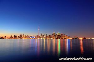 Vista do skyline de Toronto, maior cidade do Canadá. Crédito: portal Canadá para Brasileiros