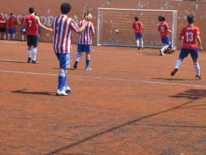 Jogadores do Paraguai comemoram gol sobre o Chile na primeira rodada da Liga Gringos. Crédito: Rodrigo Borges Delfim