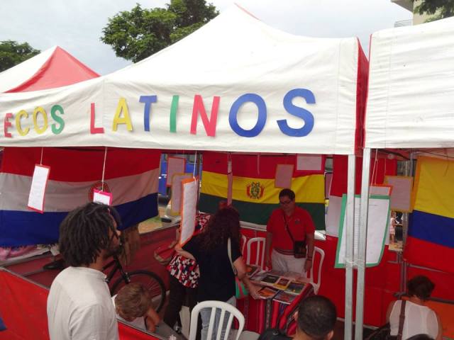 Estande do Ecos Latinos durante a Feria Latina, em São Paulo (18.04.15). Crédito: Víctor Gonzales
