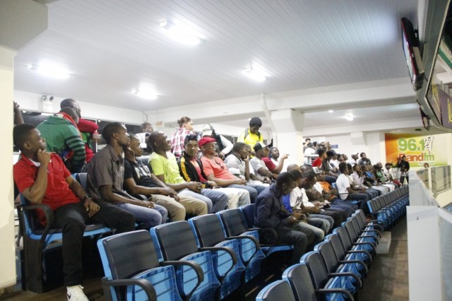 Haitianos acompanham jogo do Avaí na sala VIP da Ressacada. Guilherme Lopes/Avaí F.C.