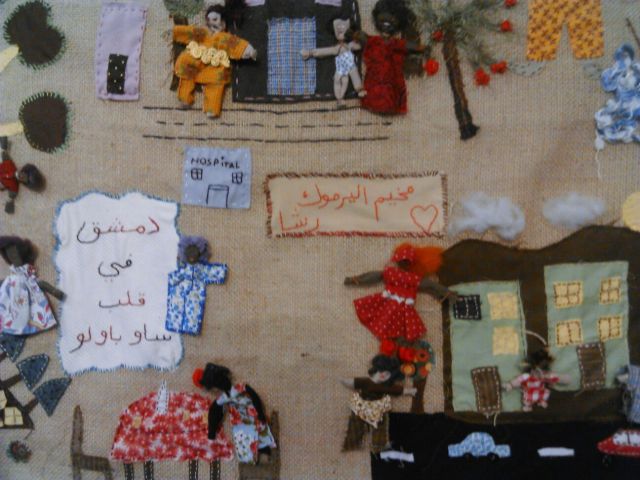 "Damasco no coração de São Paulo" é o que significa a inscrição em árabe no painel feito com a técnica têxtil arpillera, ensinada durante o evento. Crédito: Géssica Brandino/MigraMundo